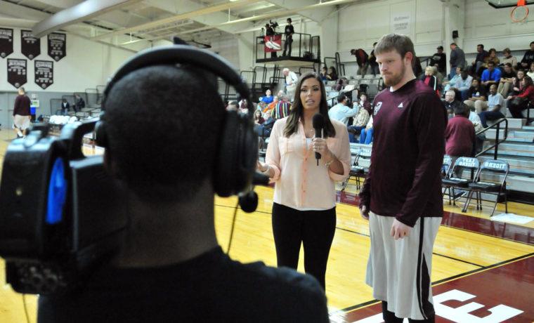 电台学生采访篮球运动员